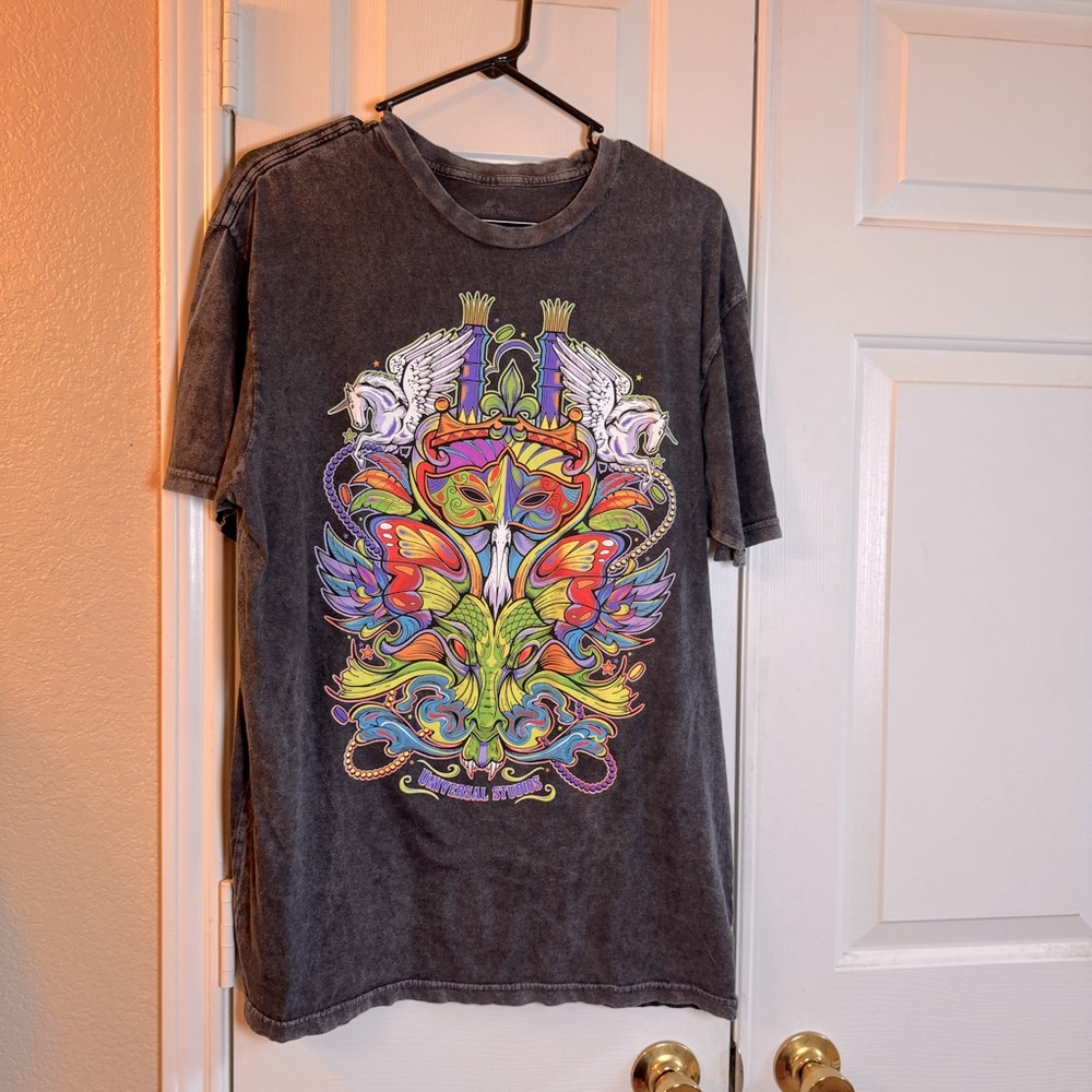 Exclusive Universal Studios Faded Carnival Mardis Gras‎ Tee!  Size: L